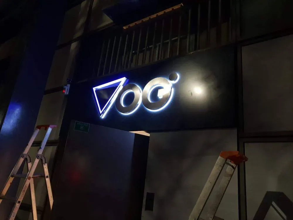 enseignes magasins et restaurants (161)